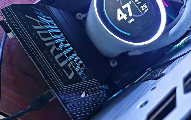 WiFi7+USB4中端板玩出旗舰范儿开元棋牌技嘉B860M电竞雕：全快拆+(图4)